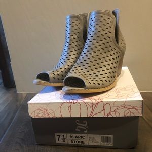 Size 7.5 women’s open toe booties